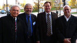 TUHH-Vizepr&auml;sident Garabed Antranikian (von links ) sowie Dr. Helmut Thamer, Hamburgs Wirtschaftssenator Axel Gedaschko und Professor Michael Morlock.