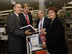 Studiendekan Dieter Krause (v.l.n.r.), Stiftungsvorstand Wolfgang Behncke, TUHH-Pr&auml;sident Edwin Kreuzer und Bibliotheksdirektorin Inken Feldsien-Sudhaus mit einem Teil der gestifteten B&uuml;cher
