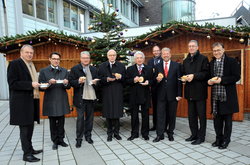Unichef Garabed Antranikian (Mitte) mit August-Wilhelm Henningsen (von links), Vizepr&auml;sident Viktor Sigrist,  Walter Conrads, Wolfgang Peiner, sowie Ralf Grote, Leiter der Pr&auml;sidialabteilung, Hermann Klein sowie den Vizepr&auml;sidenten Dieter Krause und J&uuml;rgen Grabe.