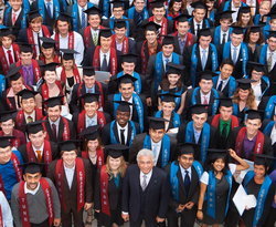 Der Pr&auml;sident der TU Hamburg-Harburg Professor Garabed Antranikian mit jungen Ingenieuren anl&auml;sslich der Absolventenfeier im Juni 2011.