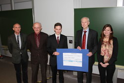 Der Preistr&auml;ger Christian Deselaers sowie Dr. Wolfgang Schrittenlacher, die TUHH-Professoren Arne Jacob (von links), J&ouml;rg M&uuml;ller und Annika Liebl, Auszubildende bei Fafnir.