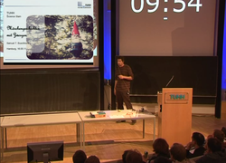 Filmstill vom letzten Science Slam 2011 mit Samuel T. Buschhorn