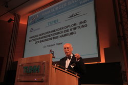 Dr Friedrich Oeser, Stiftung der Hamburger Bauindustrie, bei der Ehrung hervorragender Diplom- und Backelorarbeiten beim Hamburger Bautag 2012 an der Technischen Universit&auml;t Hamburg-Harburg.