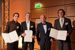 Die Preistr&auml;ger des Hamburger Bautages 2012Sebastian Ha&szlig; (v.l.n.r.), Johann Ch. Haker, beides Bachelor-Preistr&auml;ger, Dr. Friedrich Oeser, Stiftung der Hamburger Bauindustrie und Torben Pichler, Diplom-Preistr&auml;ger (es fehlt Diplom-Preisr&auml;ger Yvonne Reinke)