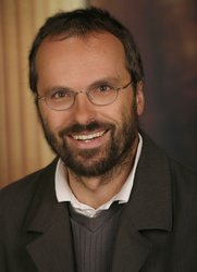 Professor Wofgang Streicher von der Uni Innsbruck gilt als Fachmann auf den Gebieten Erneuerbare Energien in Geb&auml;uden, W&auml;rmespeicherung, Energieeffiziente Geb&auml;ude und Energieausweis