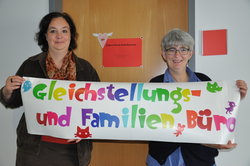 Astrid Kroschke, TUHH Gleichstellungsbeauftragte, und Marlen Sievert (rechts), neue Mitarbeiterin im Familienb&uuml;ro, vor dem Mutter-Kind-Arbeitsraum