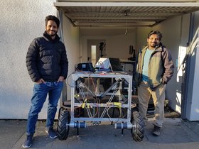 TU-Student Durga Prasad Babu Nasika (rechts) baute mit seinem Betreuer Dr. Tavseef Mairaj Shah einen ersten Prototypen seines J&auml;t-Roboters.