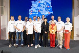 Das siegreiche Team der „Impossible Founders“ erhielt die Prämierung aus der Hand von Katherina Reiche, der Bundesministerin für Wirtschaft und Energie