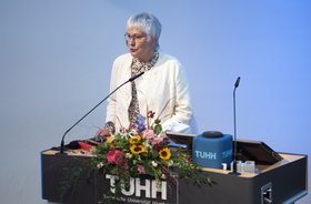 Die neue Hochschulratsvorsitzende Prof. Ellen Ivers-Tiffée hält ihre Laudatio