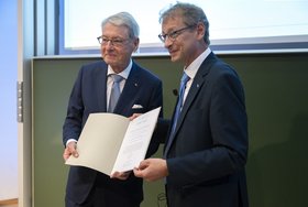 Walter Conrads erhält die Urkunde "Ehrensenator der TU Hamburg" von TU-Präsident Andreas Timm-Giel