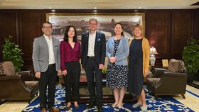 Die Delegation der TU Hamburg unter Leitung von Präsident Prof. Andreas Timm-Giel (mitte), Vizepräsidentin&nbsp;Prof. Irina Smirnova, Direktor des UNU Hubs an der TUHH, Prof. Nima Shokri (l.) mit der Leitung des International Offiice der TUHH, Dr. Yi Wang (2.v.l.) und Nicole Frei (rechts) beim Besuch des Sino-German Center for Research Promotion (SGC)