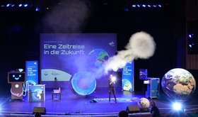 Auf der Bühne begeistert die „DLR_Raumfahrt_Show" mit verblüffenden Experimenten