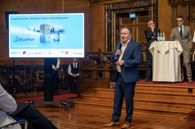 Exzellenzcluster-Sprecher Prof. Patrick Huber stellt BlueMat beim Empfang im Rathaus vor (