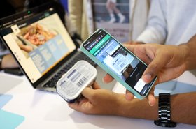 Per Handyfoto werden relevante Informationen von Fischverpackungen erfasst und mit der Bewertungsdatenbank &bdquo;WWF Fischratgeber&ldquo; abgeglichen.