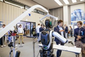 Auf der Veranstaltung erklärt Fabian Menebröker vom Institut für Technische Logistik der TU Hamburg die Funktionsweise des Agibot A2 (